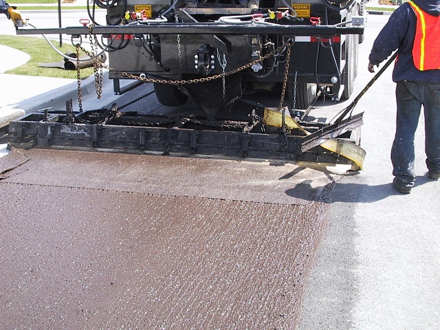 Slurry Seal - технология нанесения покрытия из битумной суспензии (как с полимерной модификацией, так и без неё) на существующий асфальт